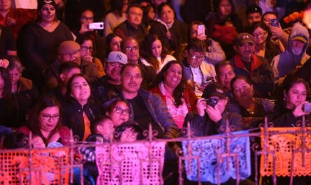 Decenas de ciudadanos viven el Festival Internacional de la Catrina 2023 en el Panteón Municipal Antiguo