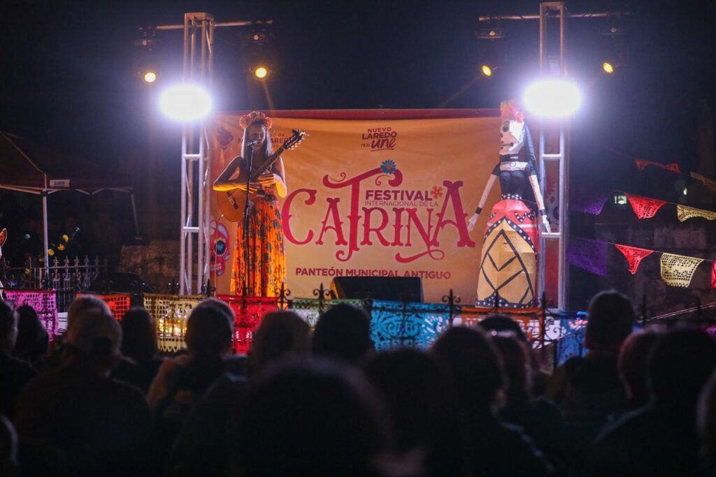 Decenas de ciudadanos viven el Festival Internacional de la Catrina 2023 en el Panteón Municipal Antiguo