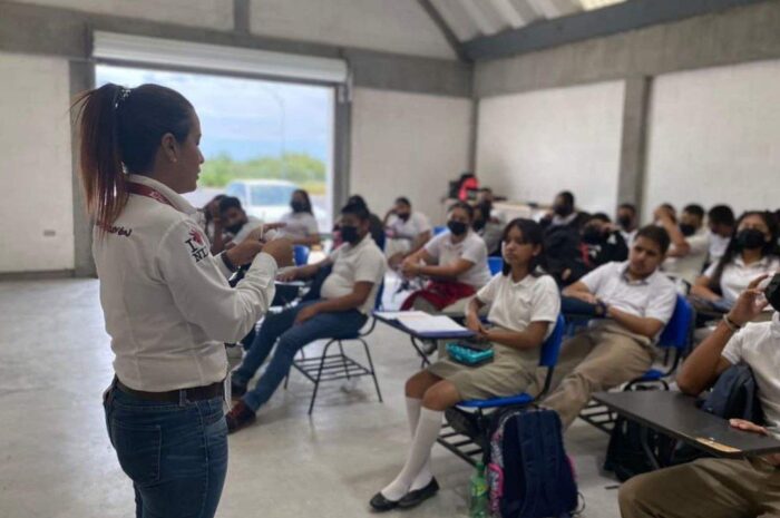 Impulsa IMJUVE desarrollo de jóvenes neolaredenses con programa de becas