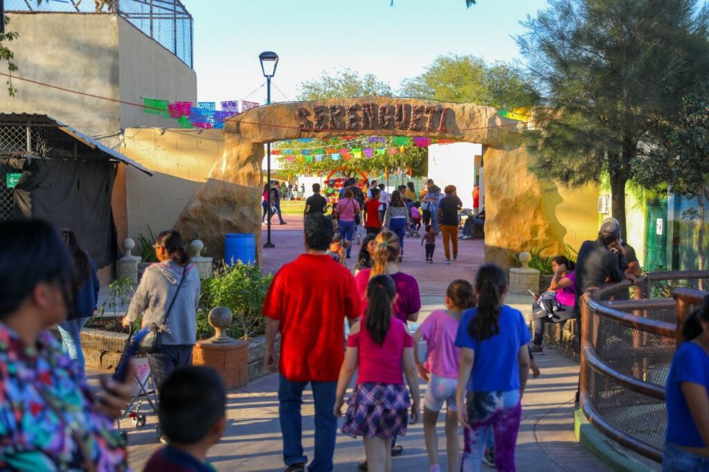 Acuden familias a evento “Recordando a Nuestros Ancestros” en el Zoológico de Nuevo Laredo