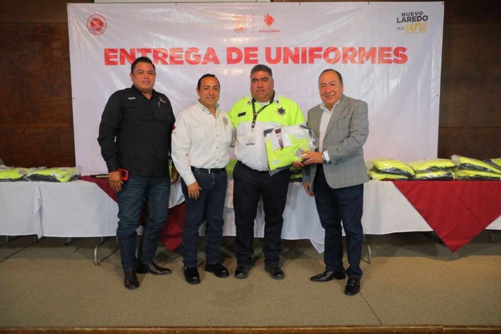 Dotan de nuevos uniformes a elementos de Tránsito y Vialidad en Nuevo Laredo