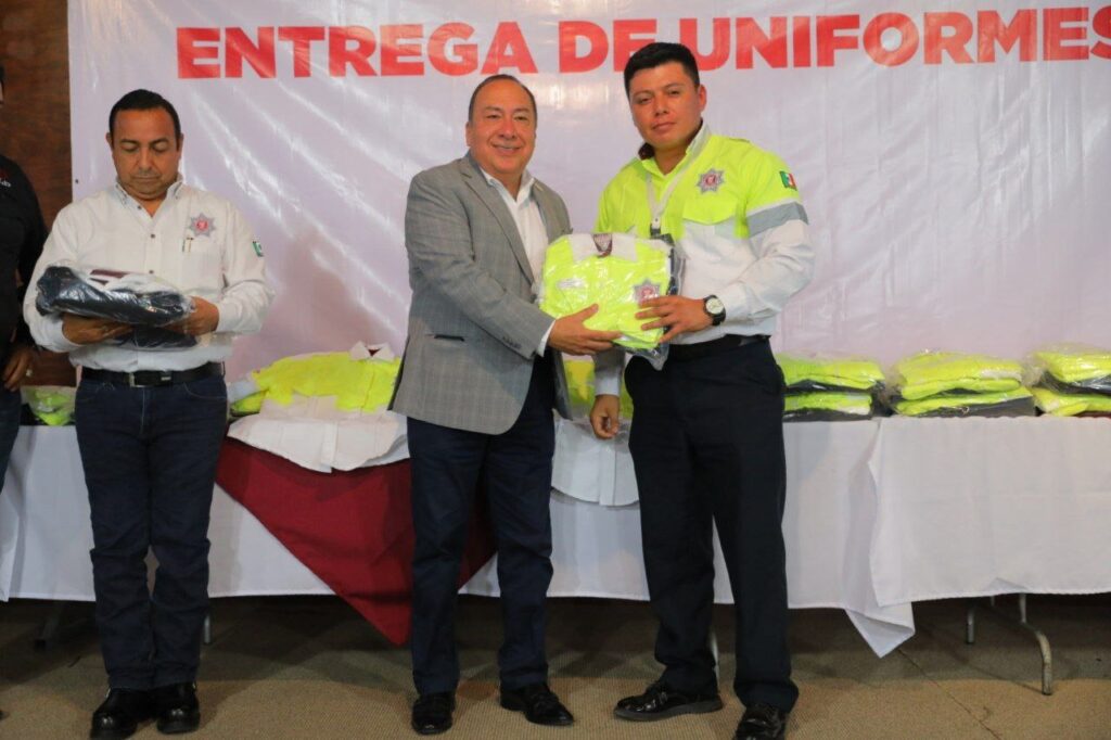 Dotan de nuevos uniformes a elementos de Tránsito y Vialidad en Nuevo Laredo