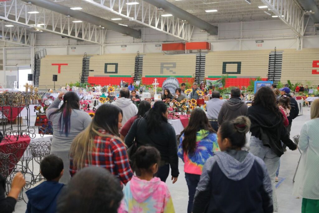 Exponen mercancía más de 40 artesanos y productores locales de Nuevo Laredo