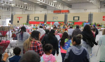 Exponen mercancía más de 40 artesanos y productores locales de Nuevo Laredo