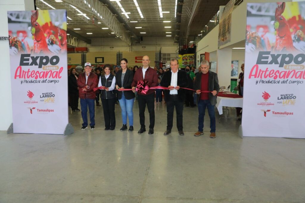 Exponen mercancía más de 40 artesanos y productores locales de Nuevo Laredo