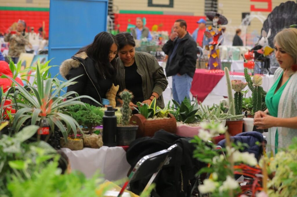 Exponen mercancía más de 40 artesanos y productores locales de Nuevo Laredo