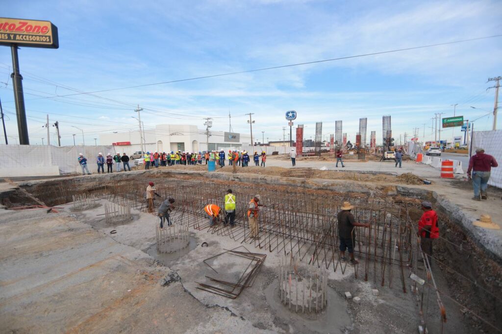 Visita Colegio de Arquitectos proyecto de Gobierno Municipal; recorren construcción de puente vehicular Calzada de los Héroes