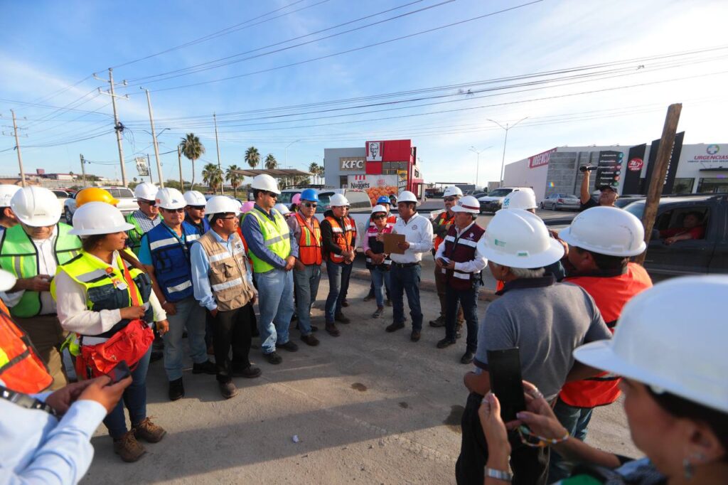 Visita Colegio de Arquitectos proyecto de Gobierno Municipal; recorren construcción de puente vehicular Calzada de los Héroes