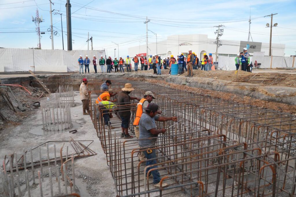 Visita Colegio de Arquitectos proyecto de Gobierno Municipal; recorren construcción de puente vehicular Calzada de los Héroes