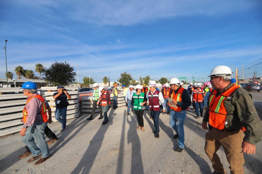 Visita Colegio de Arquitectos proyecto de Gobierno Municipal; recorren construcción de puente vehicular Calzada de los Héroes