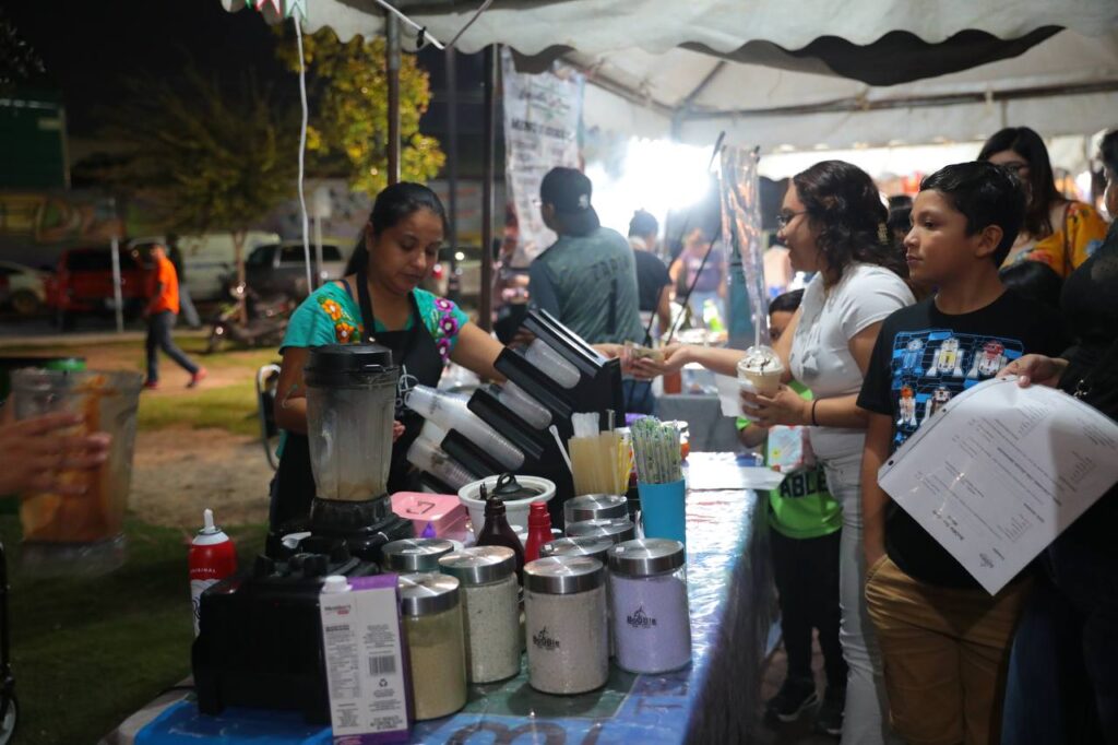 Aprovechan ciudadanos promociones del Buen Fin en Bazar UNE en Nuevo Laredo