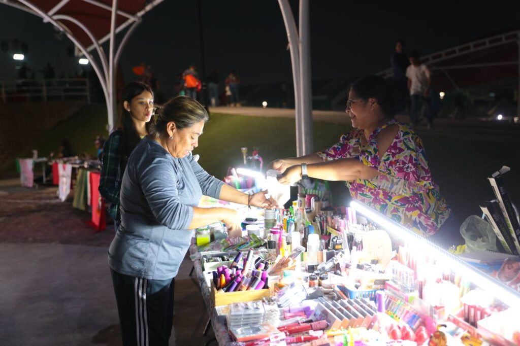 Aprovechan ciudadanos promociones del Buen Fin en Bazar UNE en Nuevo Laredo