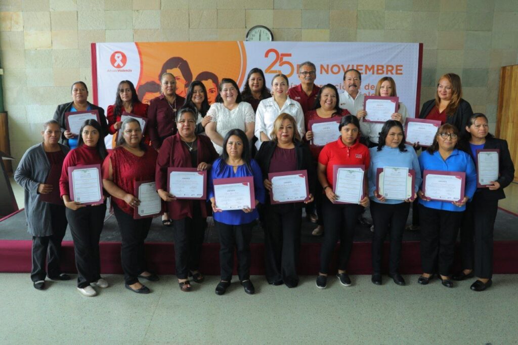 Logran 30 mujeres certificarse en nivel básico de educación