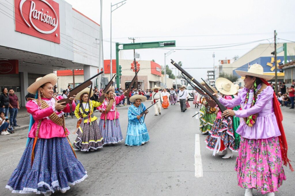 Destaca participación de adultos activos en desfile revolucionario