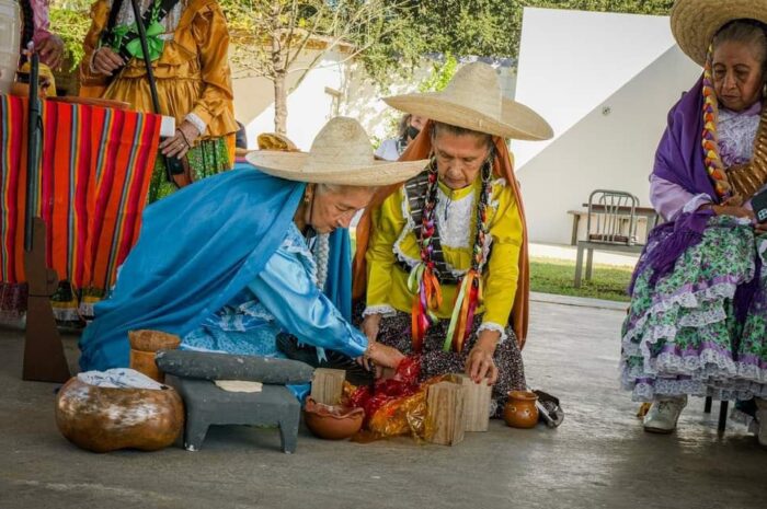 Destaca participación de adultos activos en desfile revolucionario
