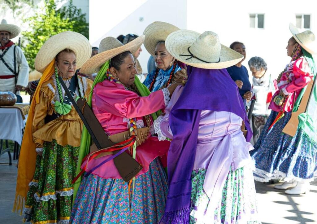 Destaca participación de adultos activos en desfile revolucionario