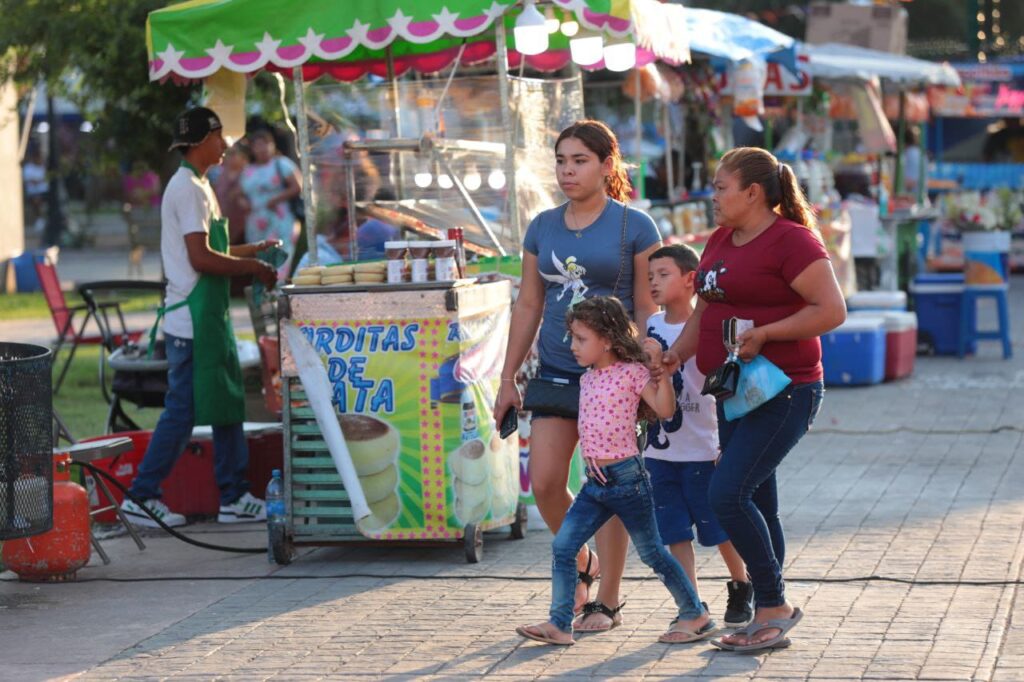 Exhorta Gobierno de Nuevo Laredo a comerciantes a tramitar permiso de venta para temporada decembrina