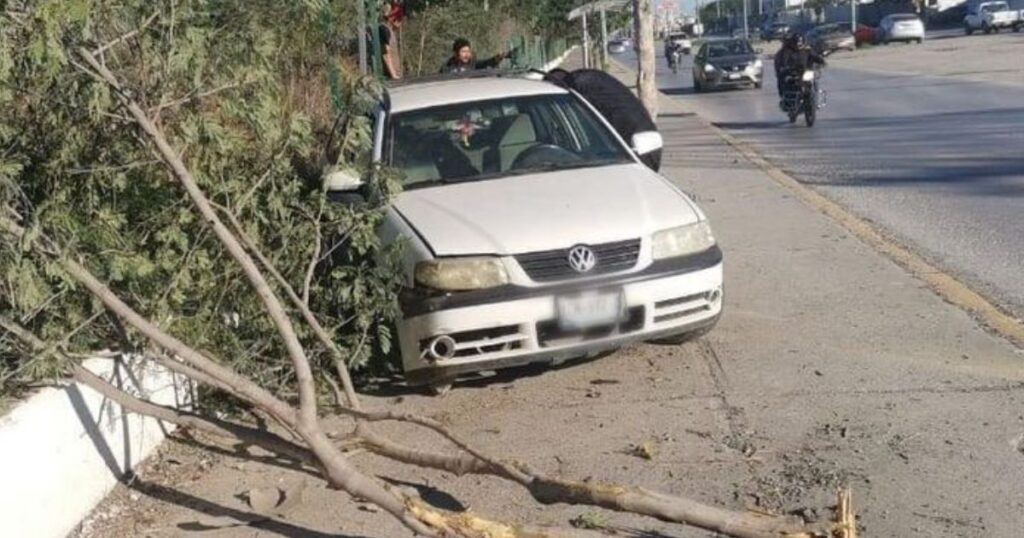 Huye tras estrellar su vehículo contra un árbol en Ciudad Victoria