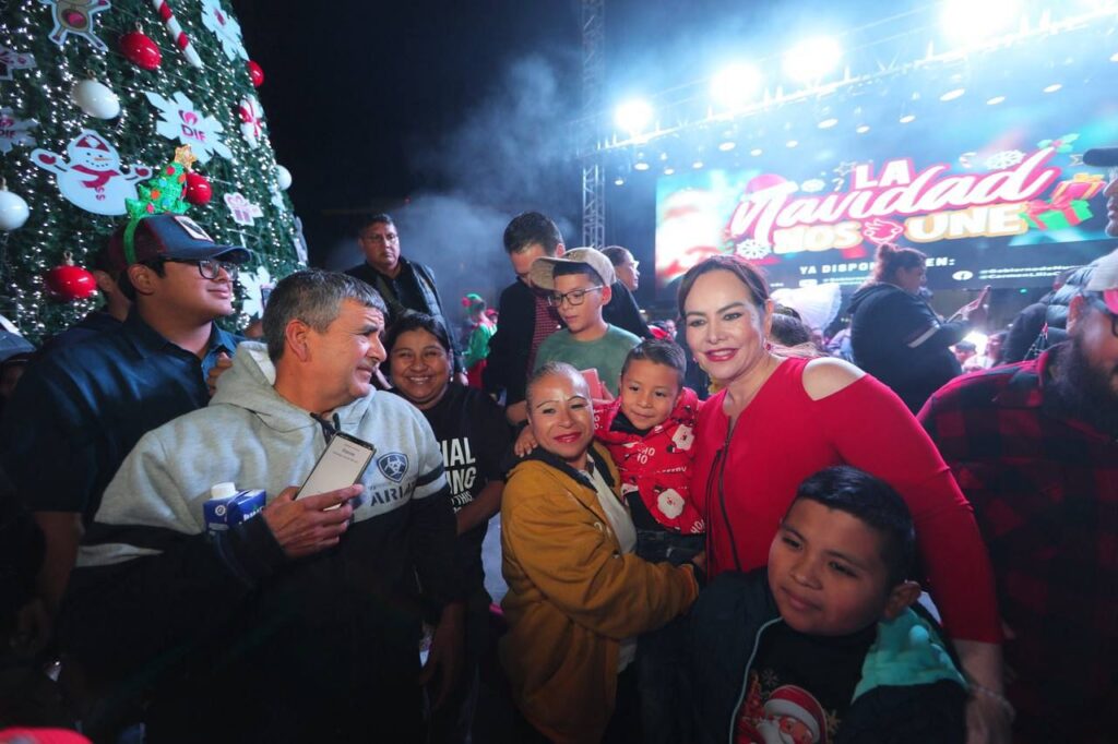 Tienen neolaredenses mágico encendido de Pino Navideño; inicia “Vive la Navidad 2023” con espectacular pista de hielo