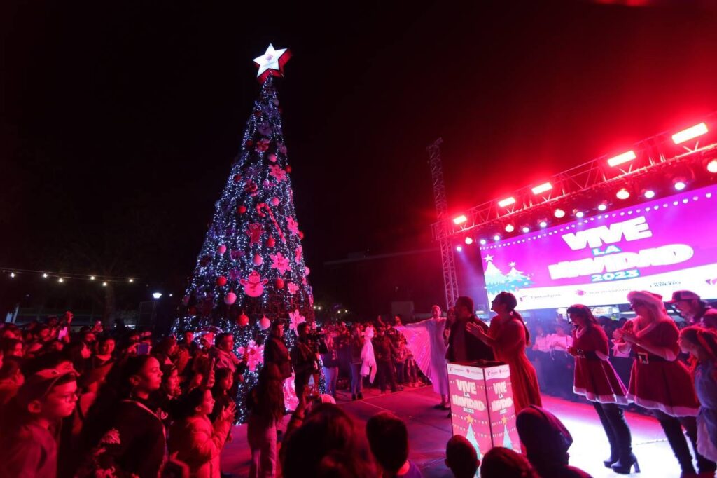 Tienen neolaredenses mágico encendido de Pino Navideño; inicia “Vive la Navidad 2023” con espectacular pista de hielo