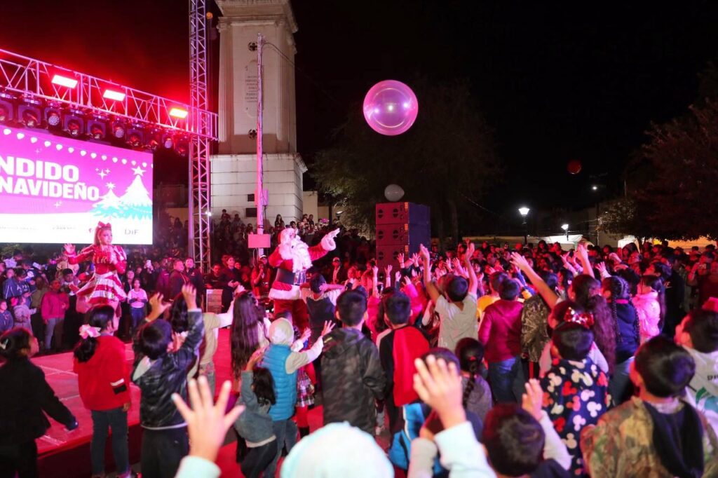 Tienen neolaredenses mágico encendido de Pino Navideño; inicia “Vive la Navidad 2023” con espectacular pista de hielo