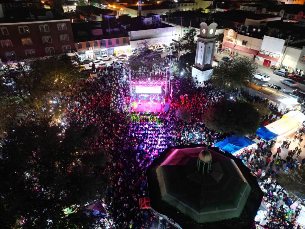 Tienen neolaredenses mágico encendido de Pino Navideño; inicia “Vive la Navidad 2023” con espectacular pista de hielo