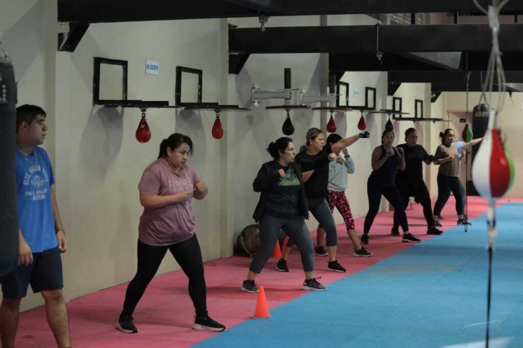 Acuden neolaredenses a clases gratuitas de Cardio Box