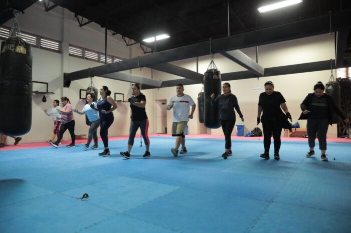 Acuden neolaredenses a clases gratuitas de Cardio Box