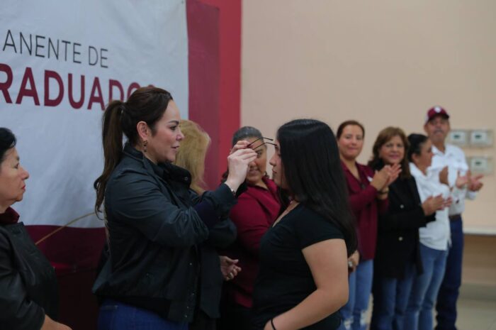 Entrega Gobierno de Nuevo Laredo más de 200 anteojos graduados