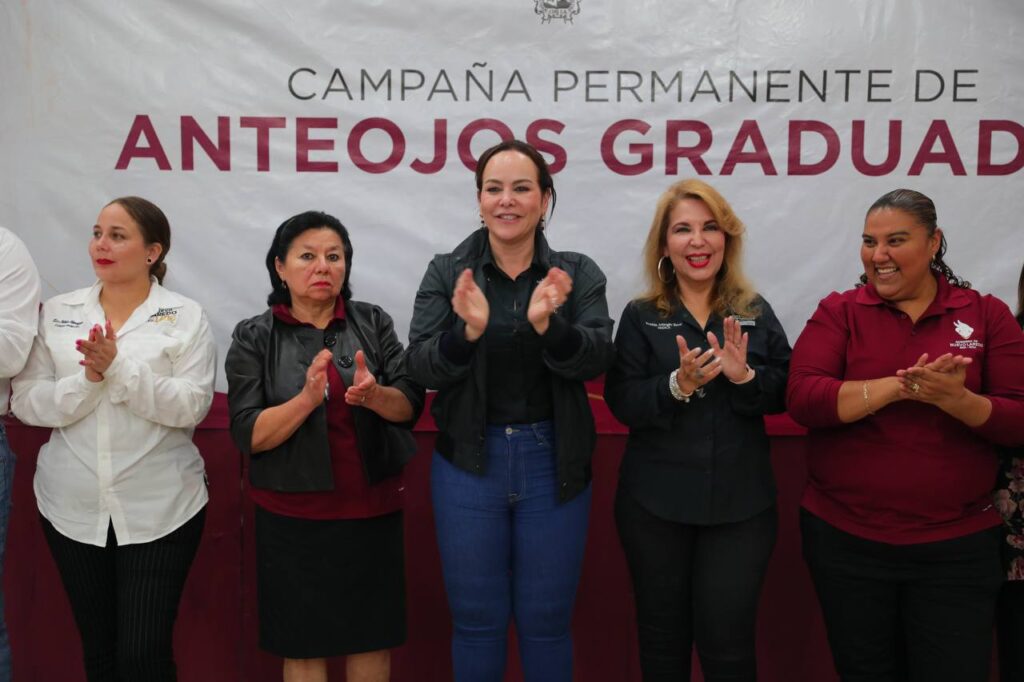 Entrega Gobierno de Nuevo Laredo más de 200 anteojos graduados