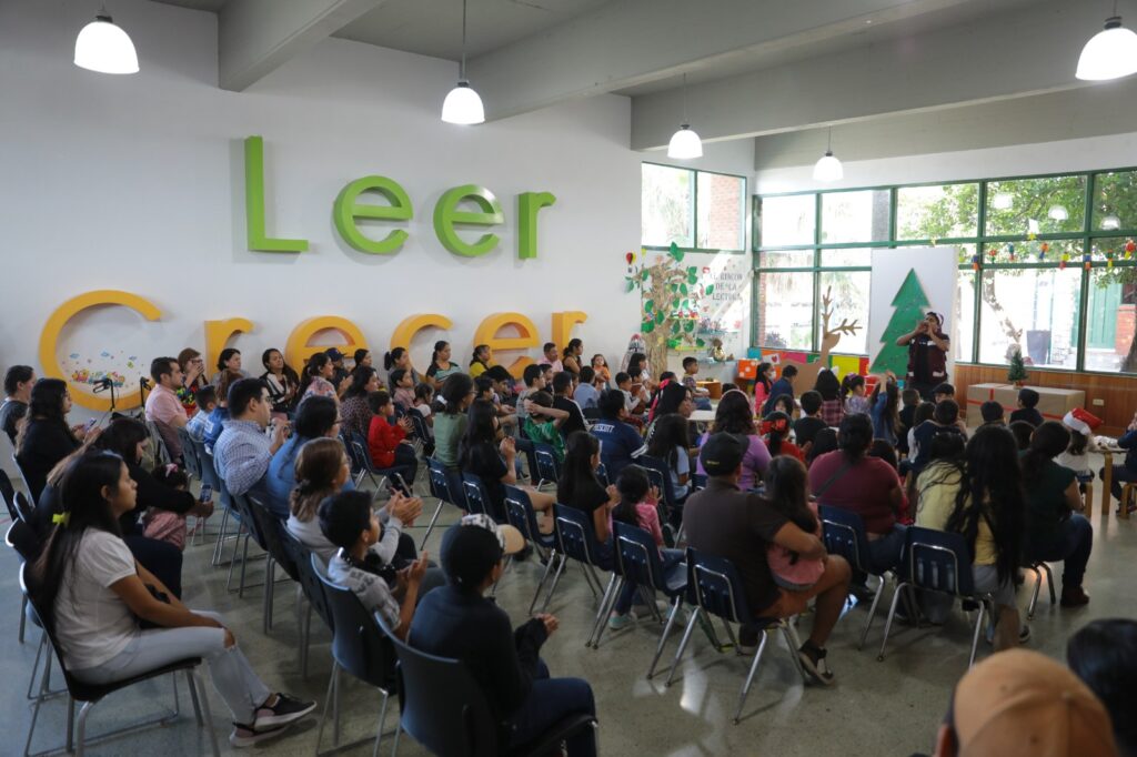 Escuchan niños “Cuentos de Navidad” con programa “Maquinitas Creativas”