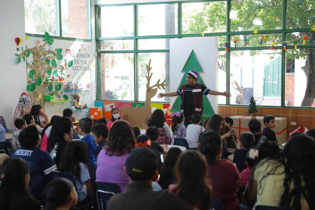 Escuchan niños “Cuentos de Navidad” con programa “Maquinitas Creativas”