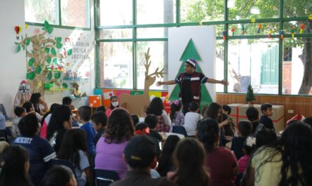 Escuchan niños “Cuentos de Navidad” con programa “Maquinitas Creativas”