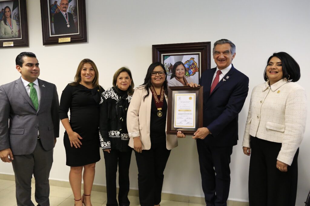 Atestigua Américo entrega de medalla al mérito a investigadora matamorense