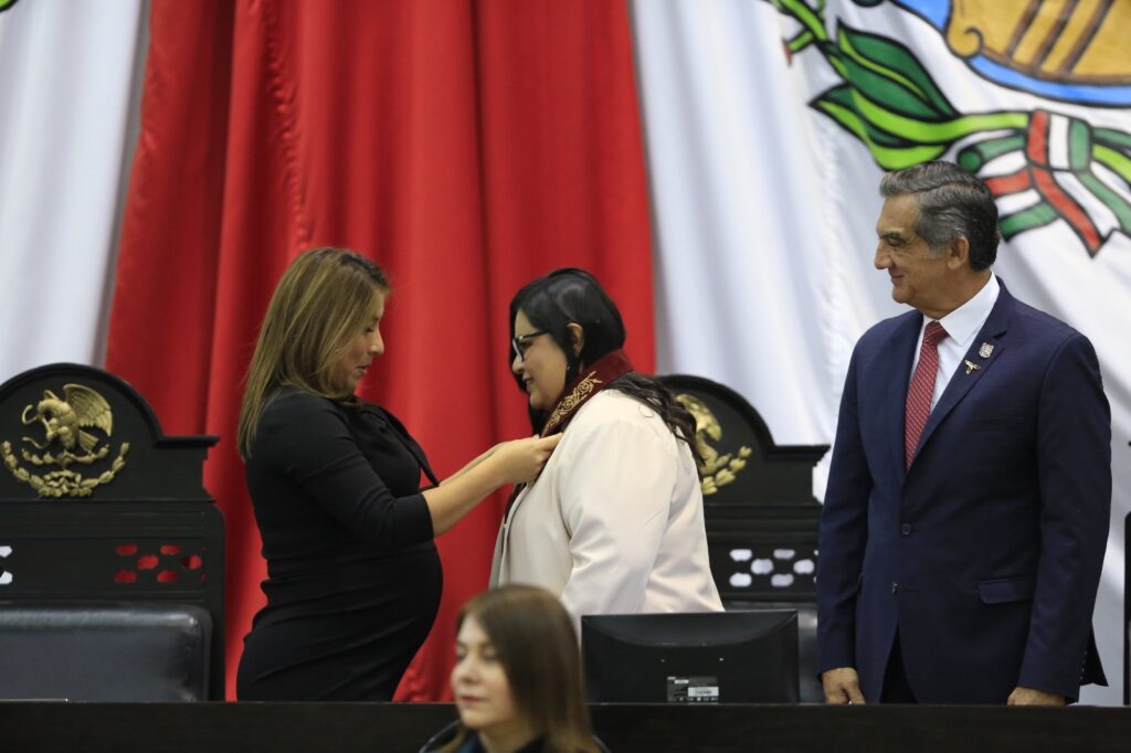 Atestigua Américo entrega de medalla al mérito a investigadora matamorense