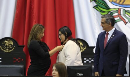 Atestigua Américo entrega de medalla al mérito a investigadora matamorense