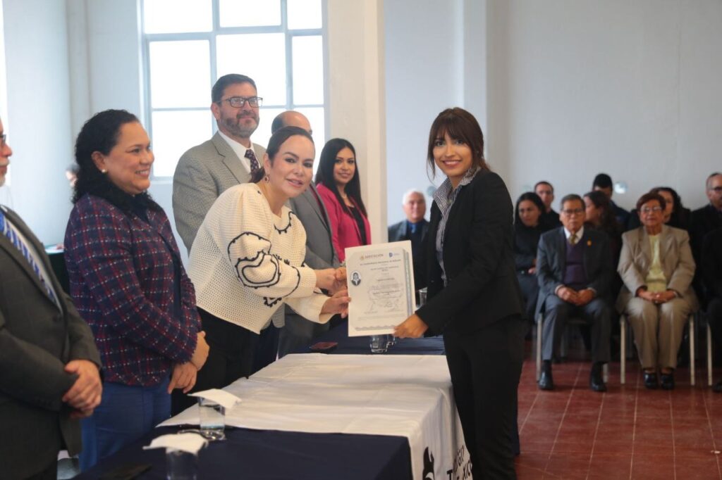 Encabeza Carmen Lilia Canturosas entrega de títulos universitarios a estudiantes beneficiados con Beca UNE