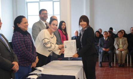 Encabeza Carmen Lilia Canturosas entrega de títulos universitarios a estudiantes beneficiados con Beca UNE