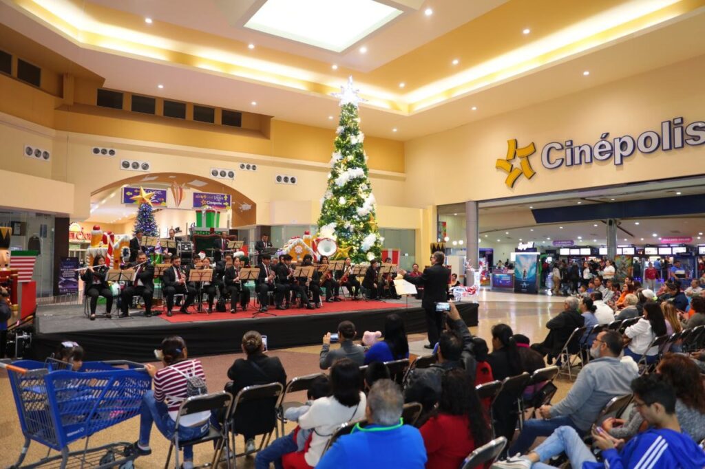 Deleita Centenaria Banda de Música Municipal a neolaredenses con concierto navideño