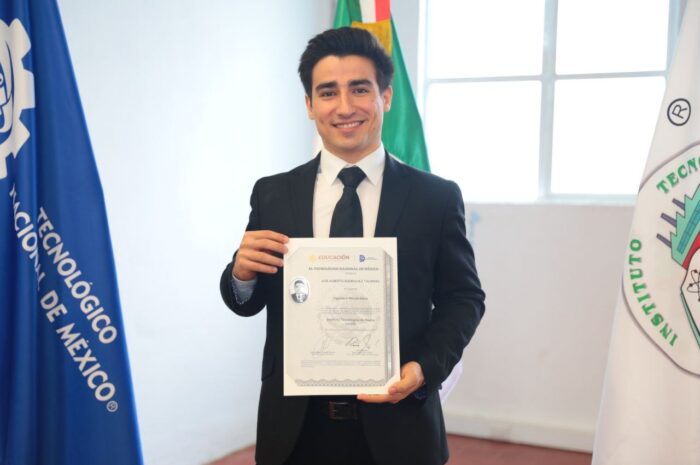 Agradecen graduados de Nuevo Laredo Becas UNE para “Título Profesional 2023”