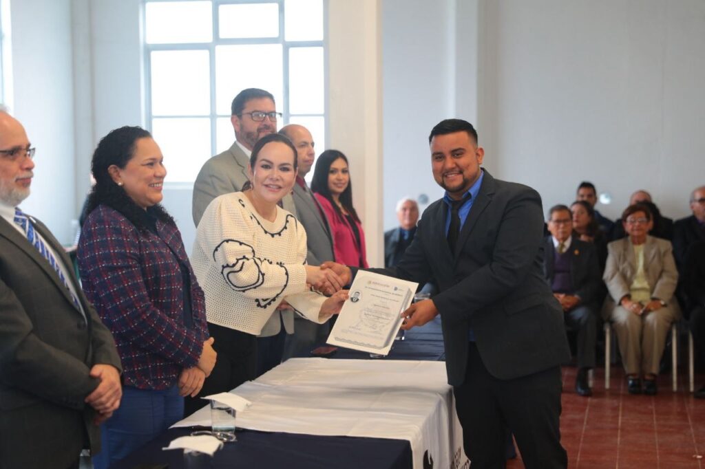 Agradecen graduados de Nuevo Laredo Becas UNE para “Título Profesional 2023”