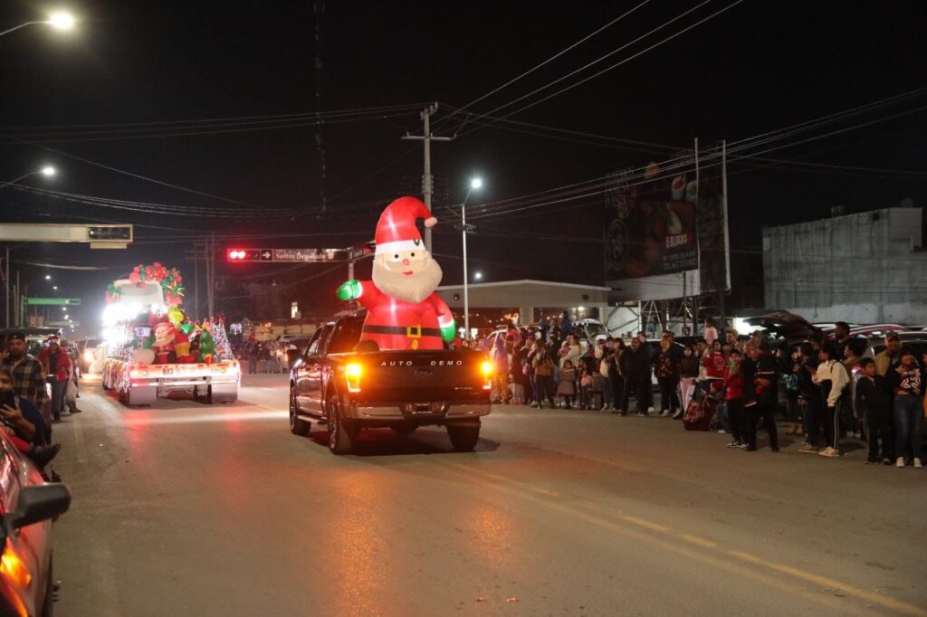 Viven neolaredenses tradicional Desfile Navideño 2023