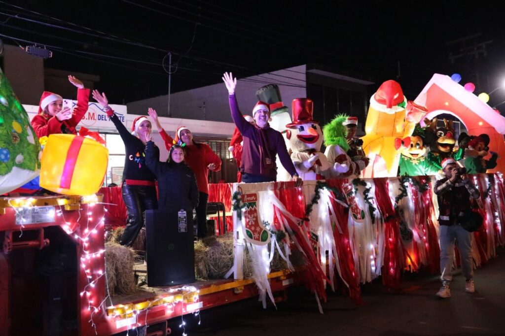 Viven neolaredenses tradicional Desfile Navideño 2023