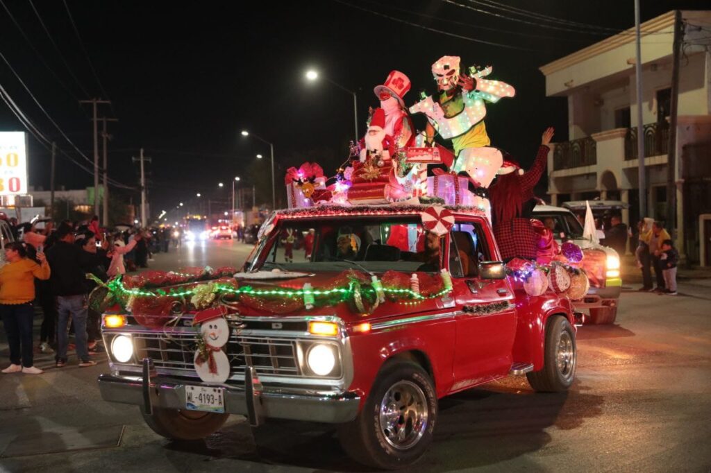 Viven neolaredenses tradicional Desfile Navideño 2023