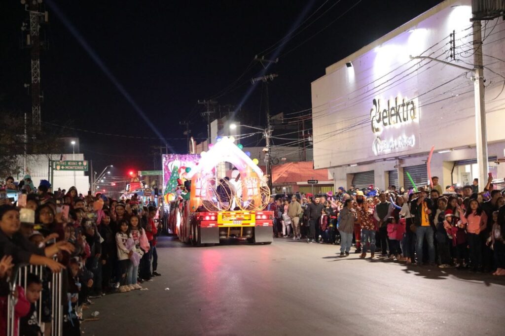 Viven neolaredenses tradicional Desfile Navideño 2023