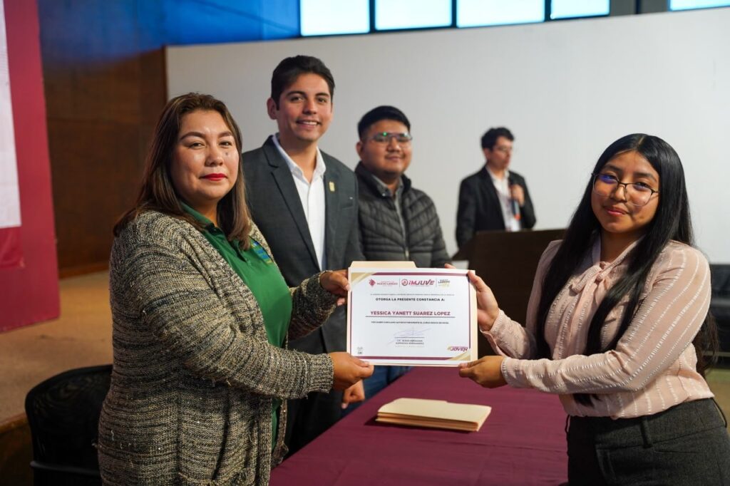 Culminan 300 jóvenes cursos de habilidades y certificaciones escolares en Nuevo Laredo