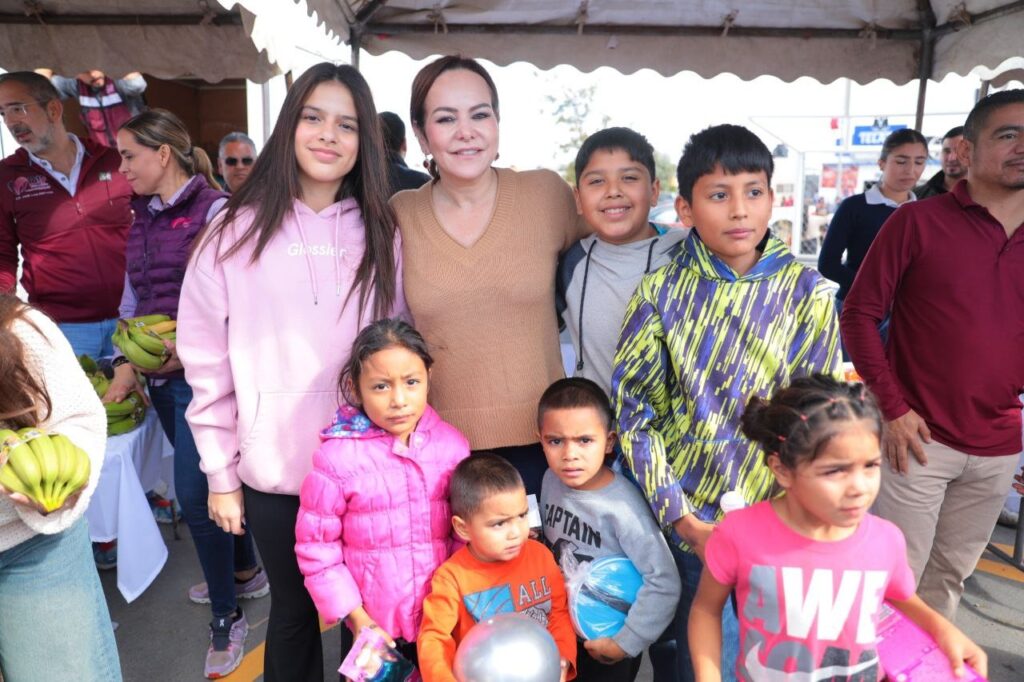 Entrega alcaldesa Carmen Lilia Canturosas más de mil 500 juguetes y apoyos a familias del sur de la ciudad