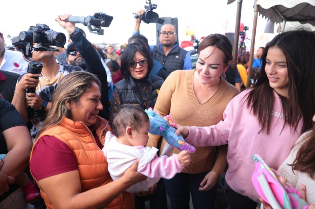 Entrega alcaldesa Carmen Lilia Canturosas más de mil 500 juguetes y apoyos a familias del sur de la ciudad