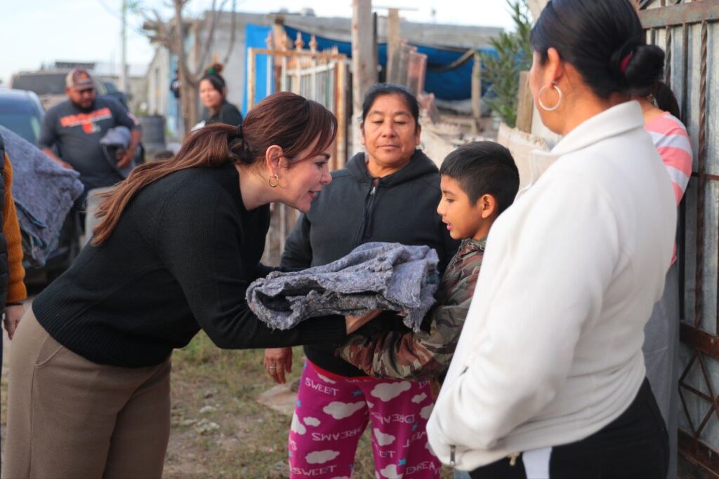 Entrega alcaldesa Carmen Lilia Canturosas apoyo invernal a familias de la periferia