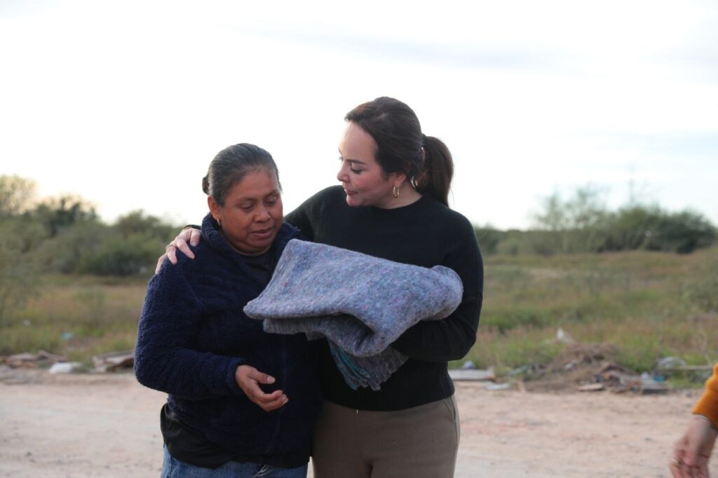 Entrega alcaldesa Carmen Lilia Canturosas apoyo invernal a familias de la periferia